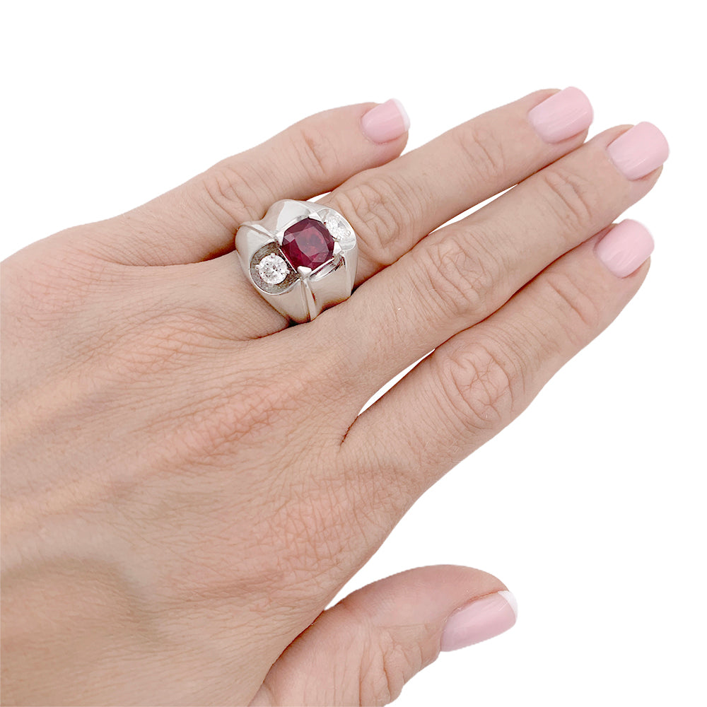 Bague Art Déco Boucheron, platine, rubis, diamants.