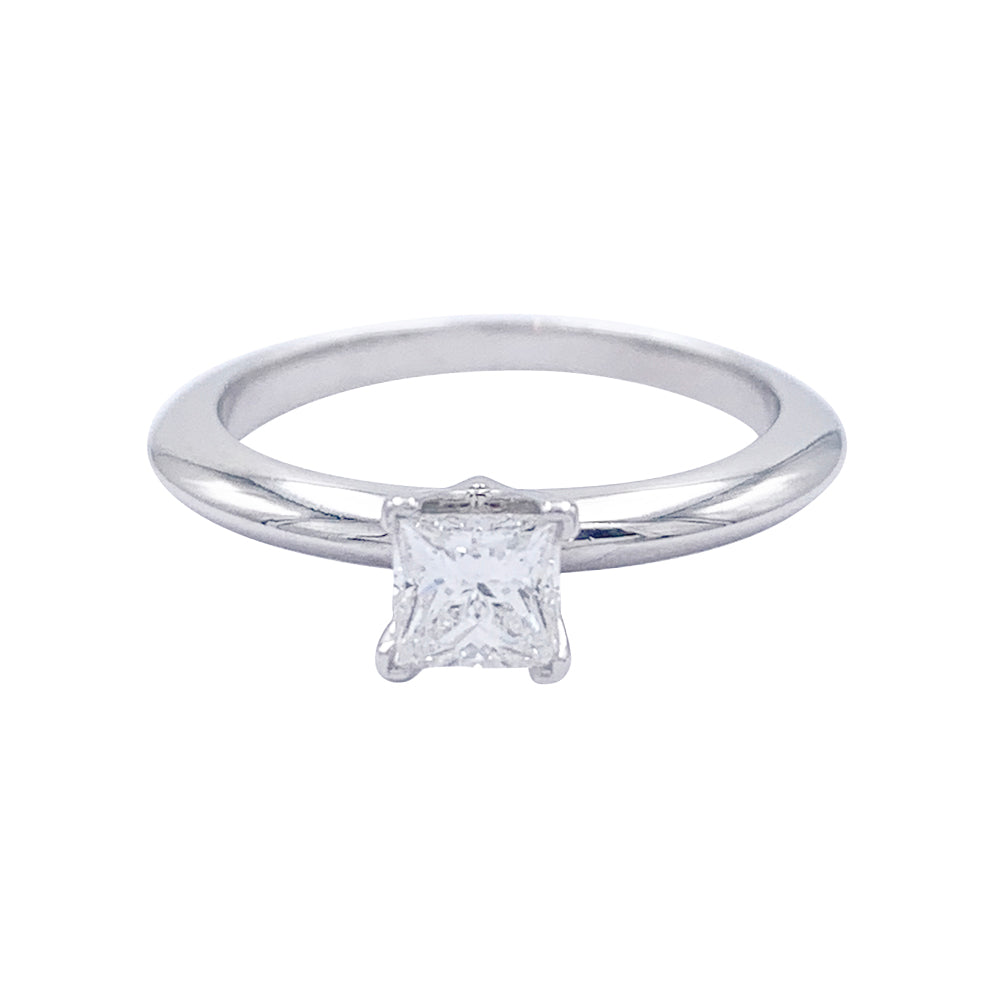 Bague Tiffany&Co. en platine, diamant taille princesse.