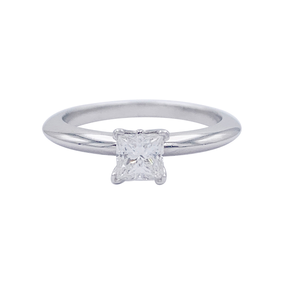 Bague Tiffany&Co. en platine, diamant taille princesse.