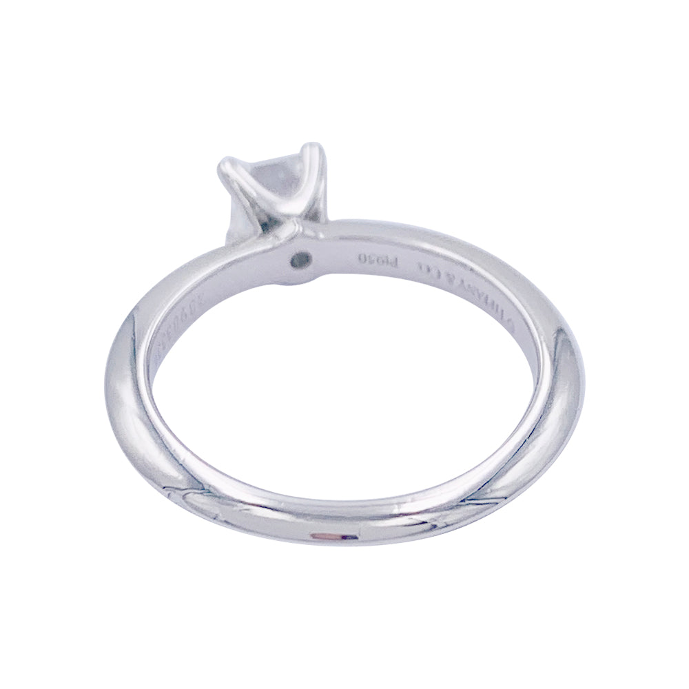 Tiffany&Co. ring in platinum, princess-cut diamond.