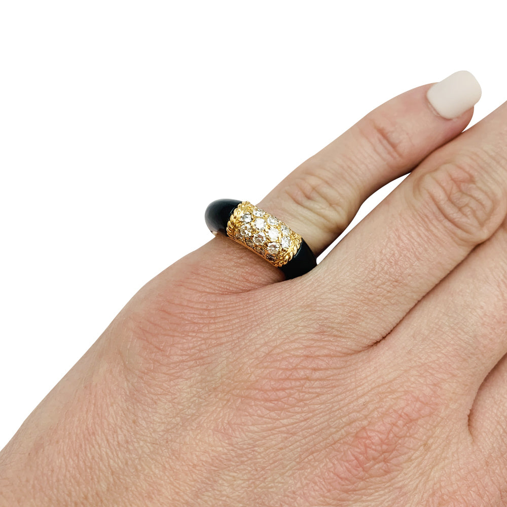 Van Cleef & Arpels ring, "Philippine", yellow gold, onyx.