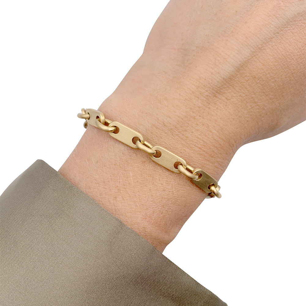 Hermès yellow gold bracelet.