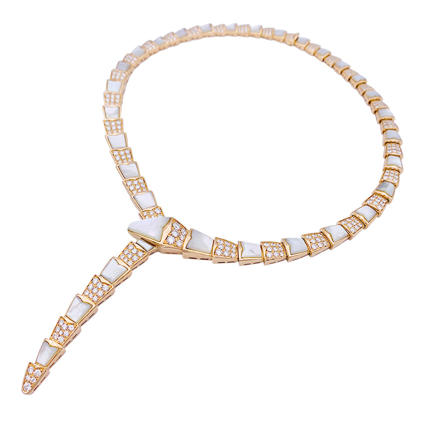 Collier Bulgari, “Serpenti Viper”, or rose, nacre et diamants.