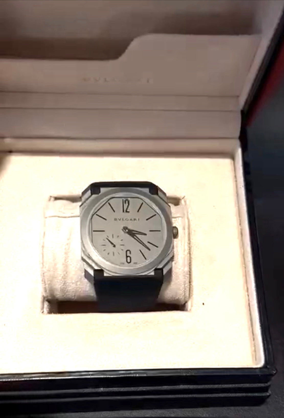 Montre Bulgari "OctoFinissimo" en titane, bracelet cuir