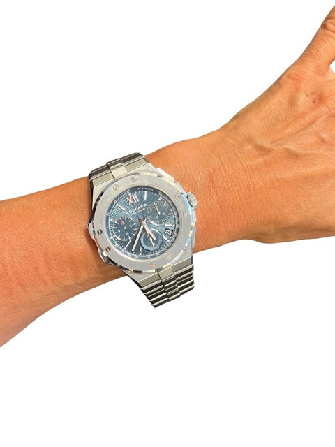 Une montre Chopard Alpine Eagle Chrono acier fond bleu