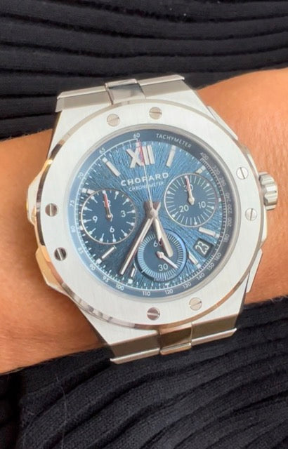 Une montre Chopard Alpine Eagle Chrono acier fond bleu