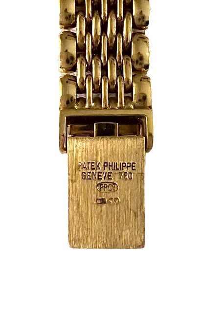 Une montre Patek Philippe vintage en or jaune 18k fond bleu