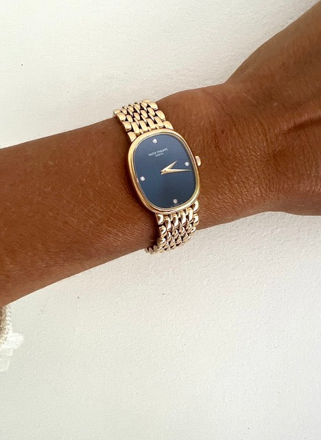 Une montre Patek Philippe vintage en or jaune 18k fond bleu