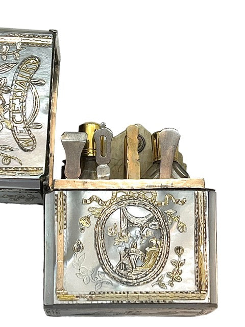 Nécessaire de toilette XVIIIème en tabletterie rehaussé d’argent, aux abribus de la fidélité.