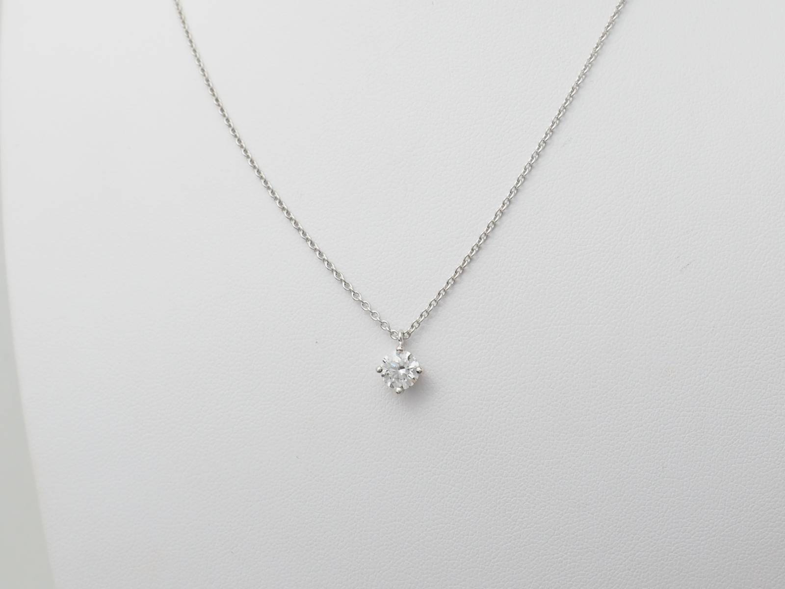 Collier solitaire en or blanc et diamant 0.70ct