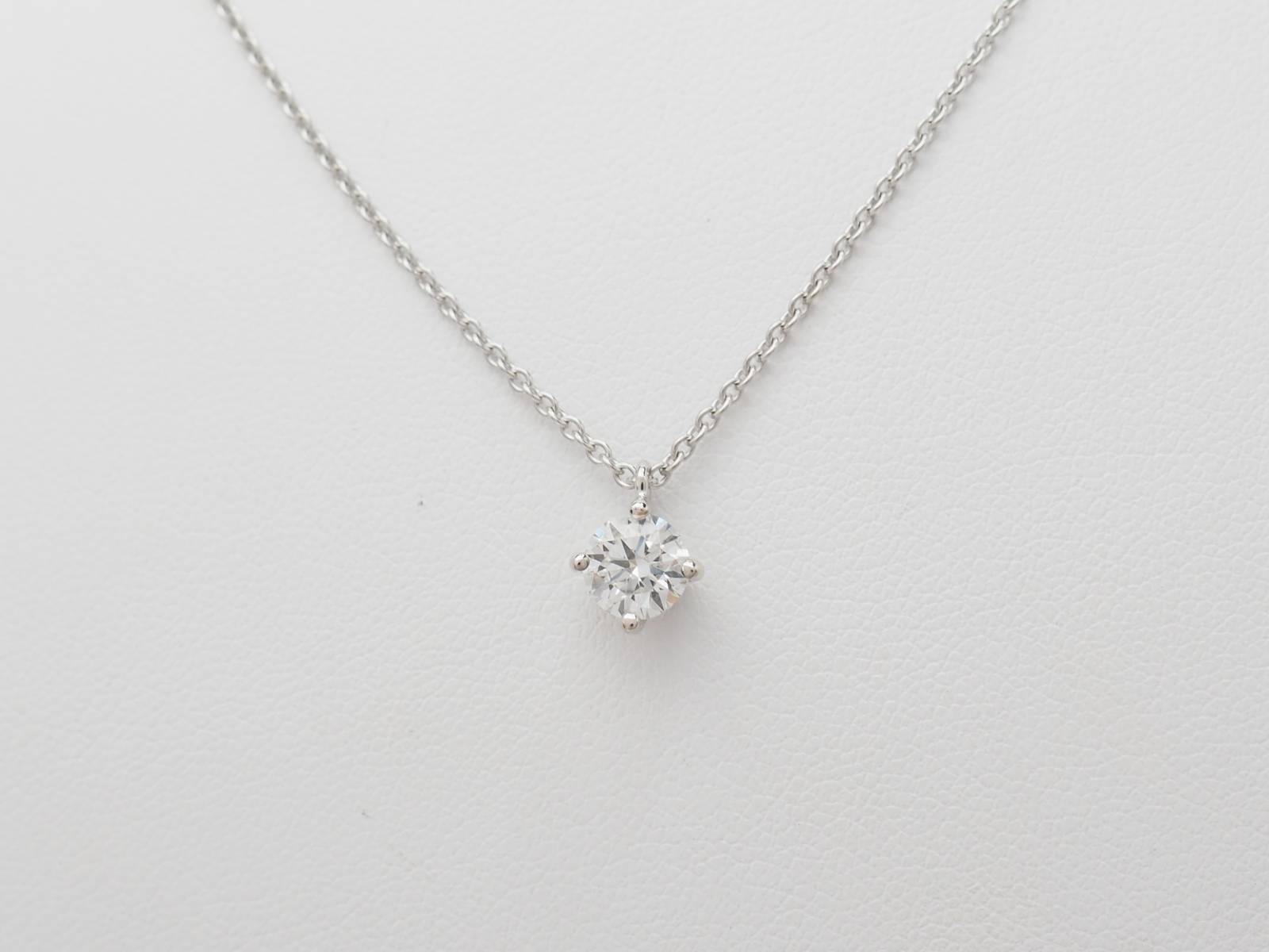 Collier solitaire en or blanc et diamant 0.70ct