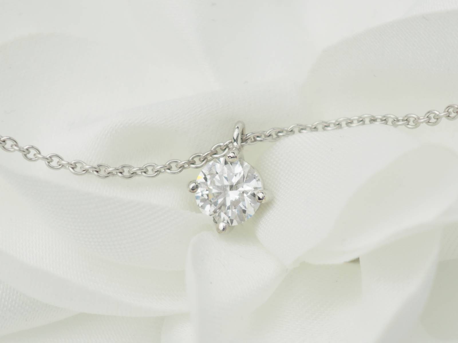 Collier solitaire en or blanc et diamant 0.70ct
