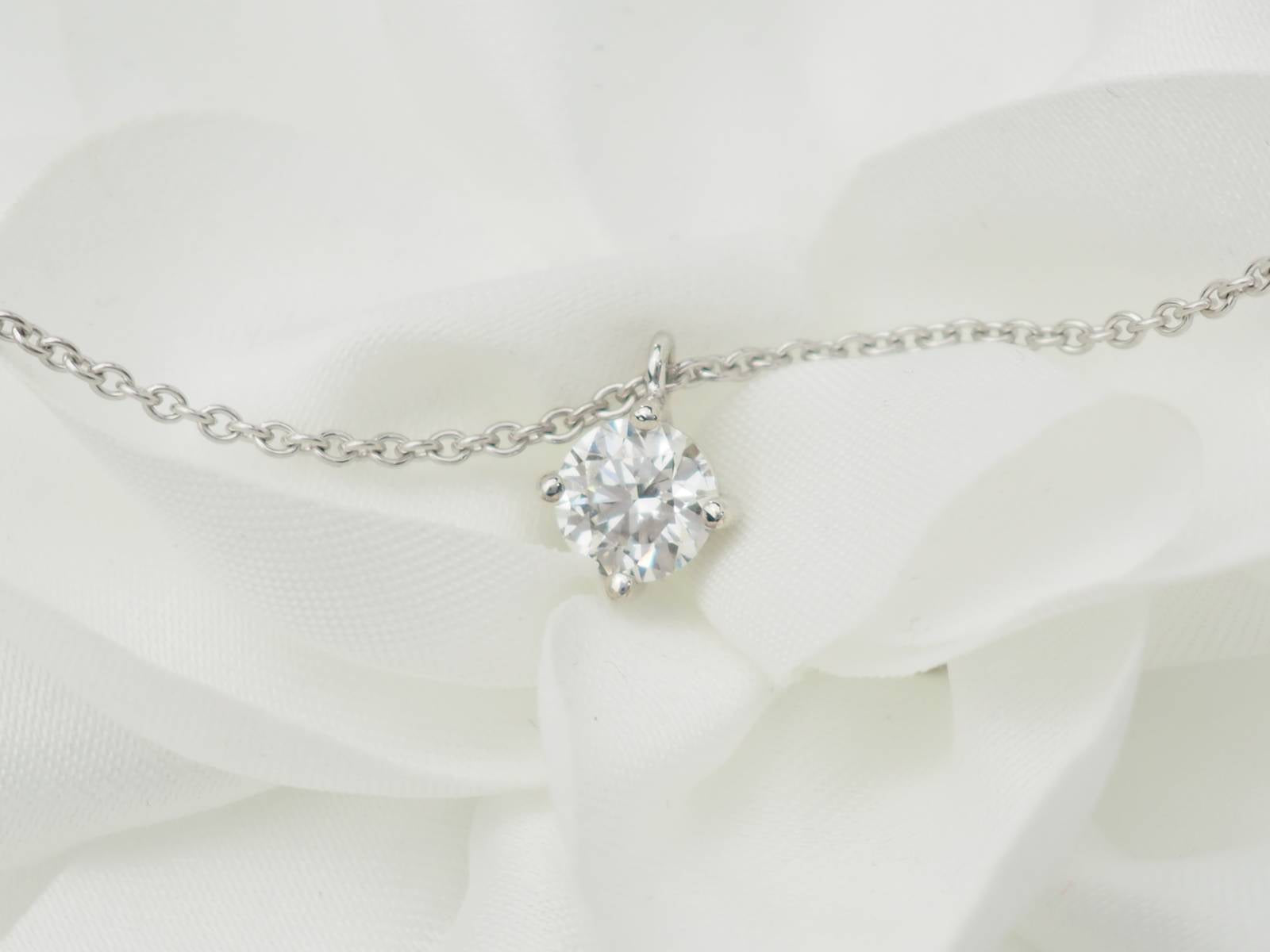 Collier solitaire en or blanc et diamant 0.70ct