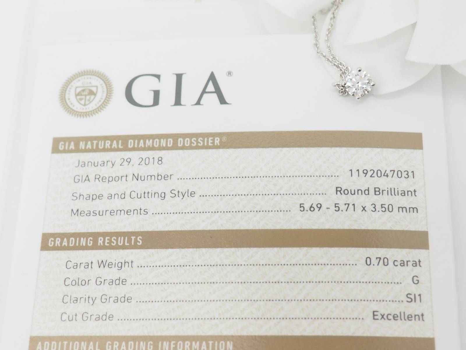 Collier solitaire en or blanc et diamant 0.70ct