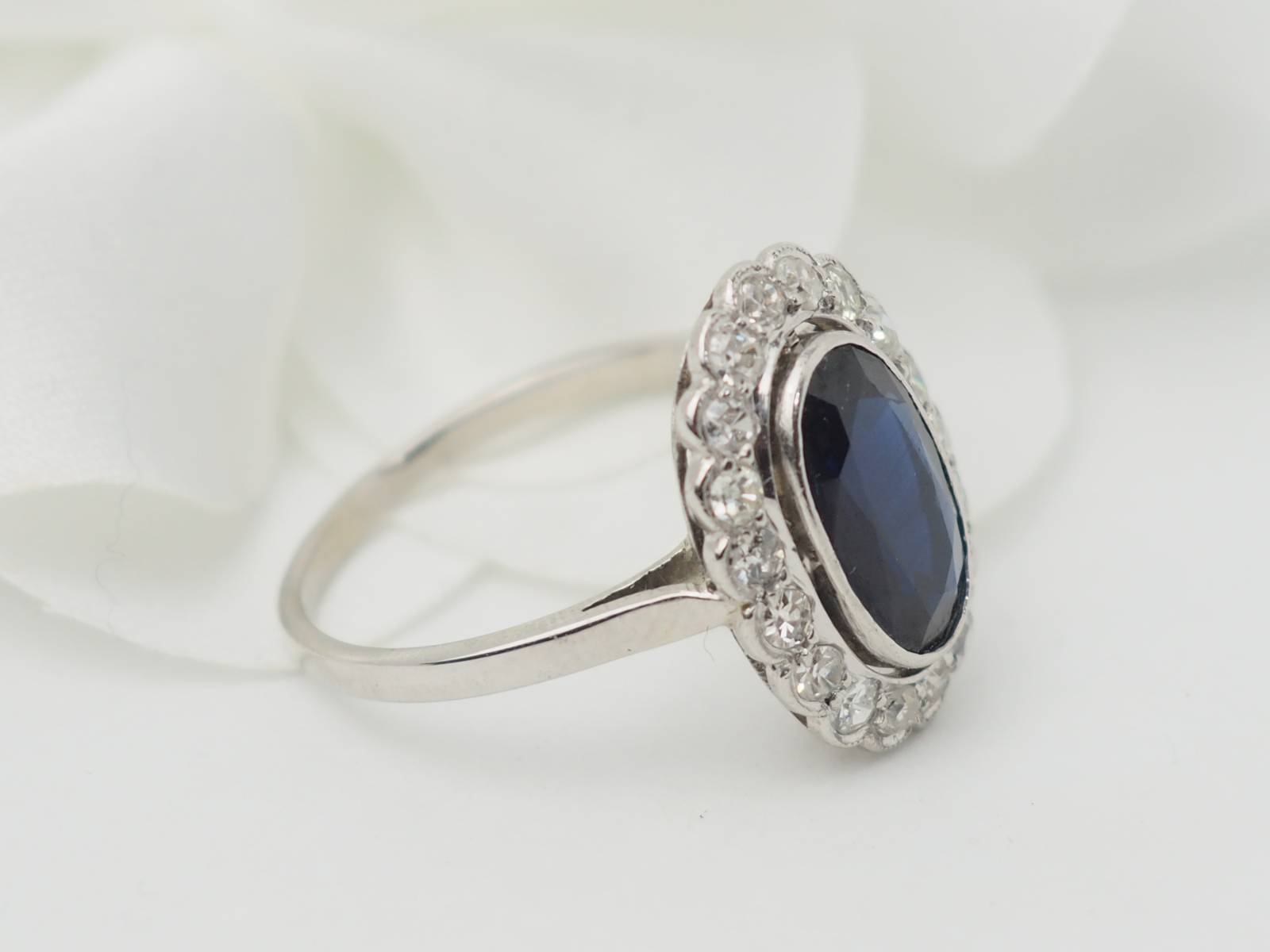 Bague Pompadour en or blanc, saphir et diamants