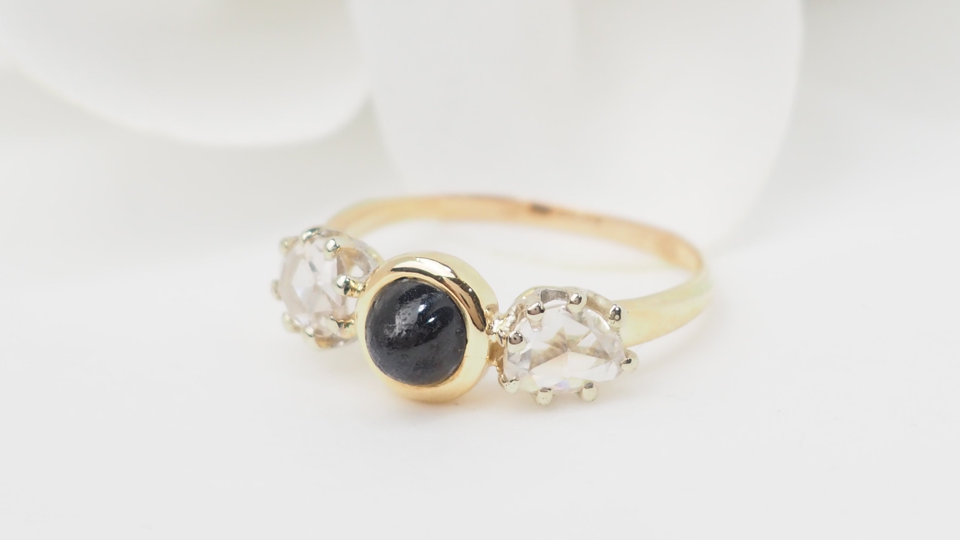 Bague En Or Jaune, Cabochon De Saphir Et Diamants