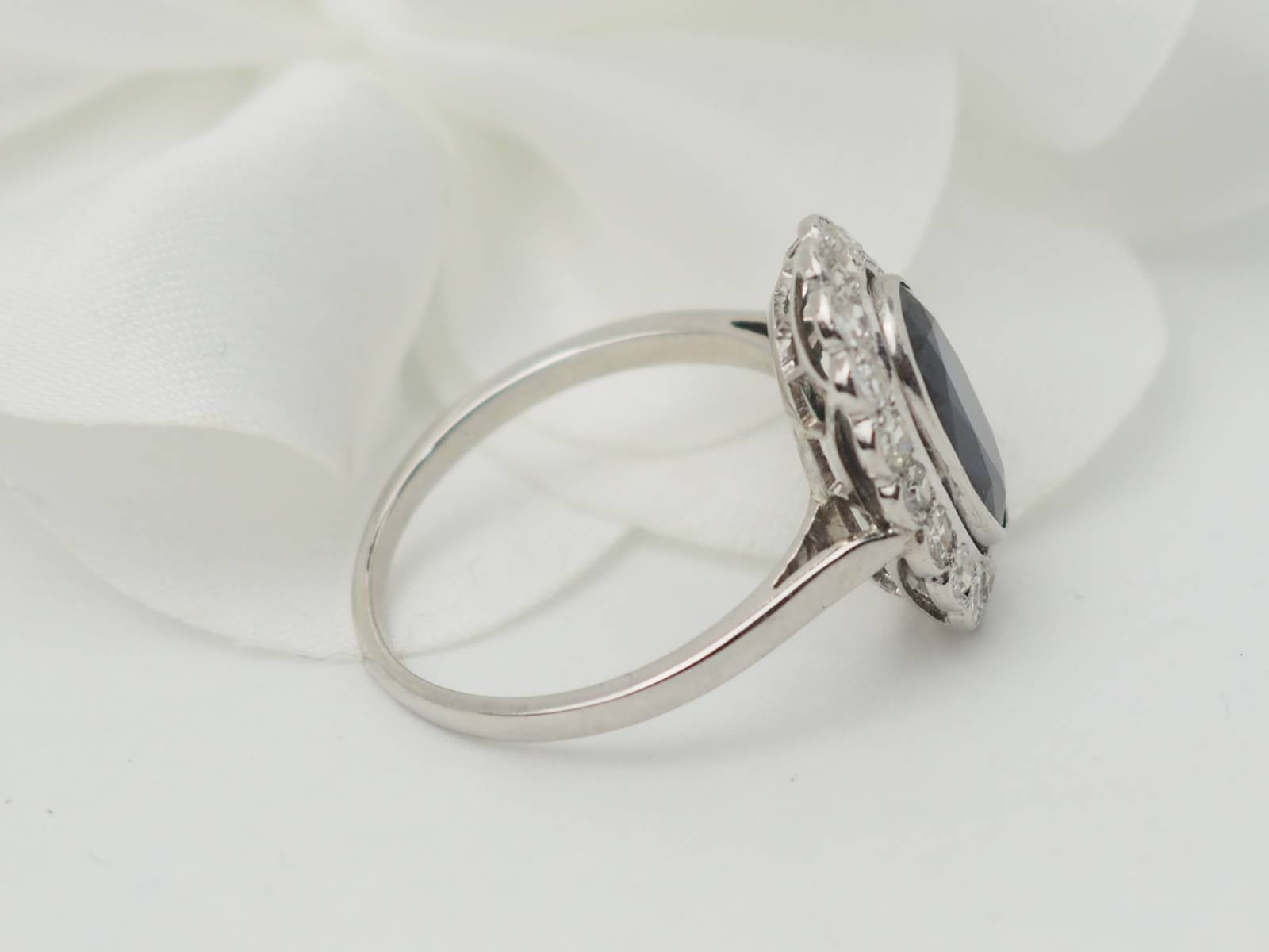 Bague Pompadour en or blanc, saphir et diamants