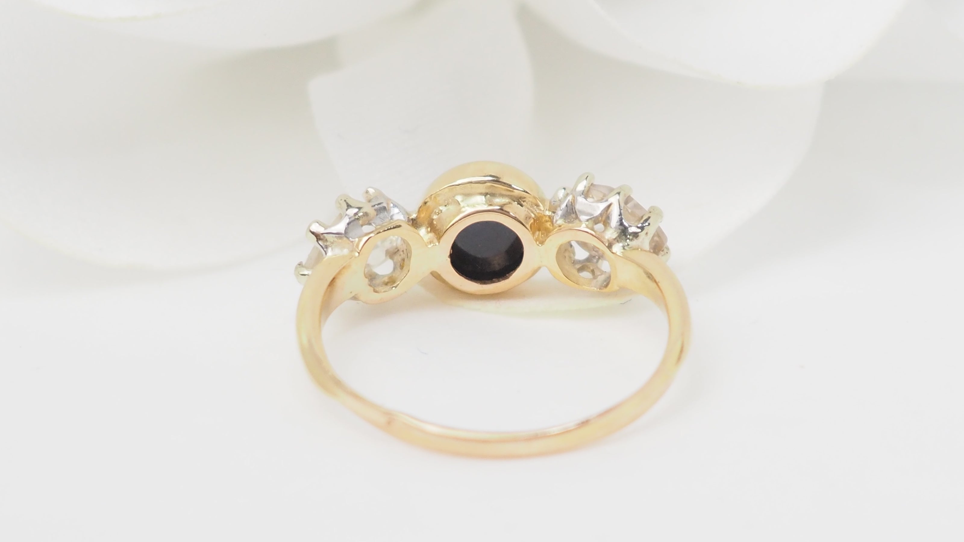 Bague En Or Jaune, Cabochon De Saphir Et Diamants