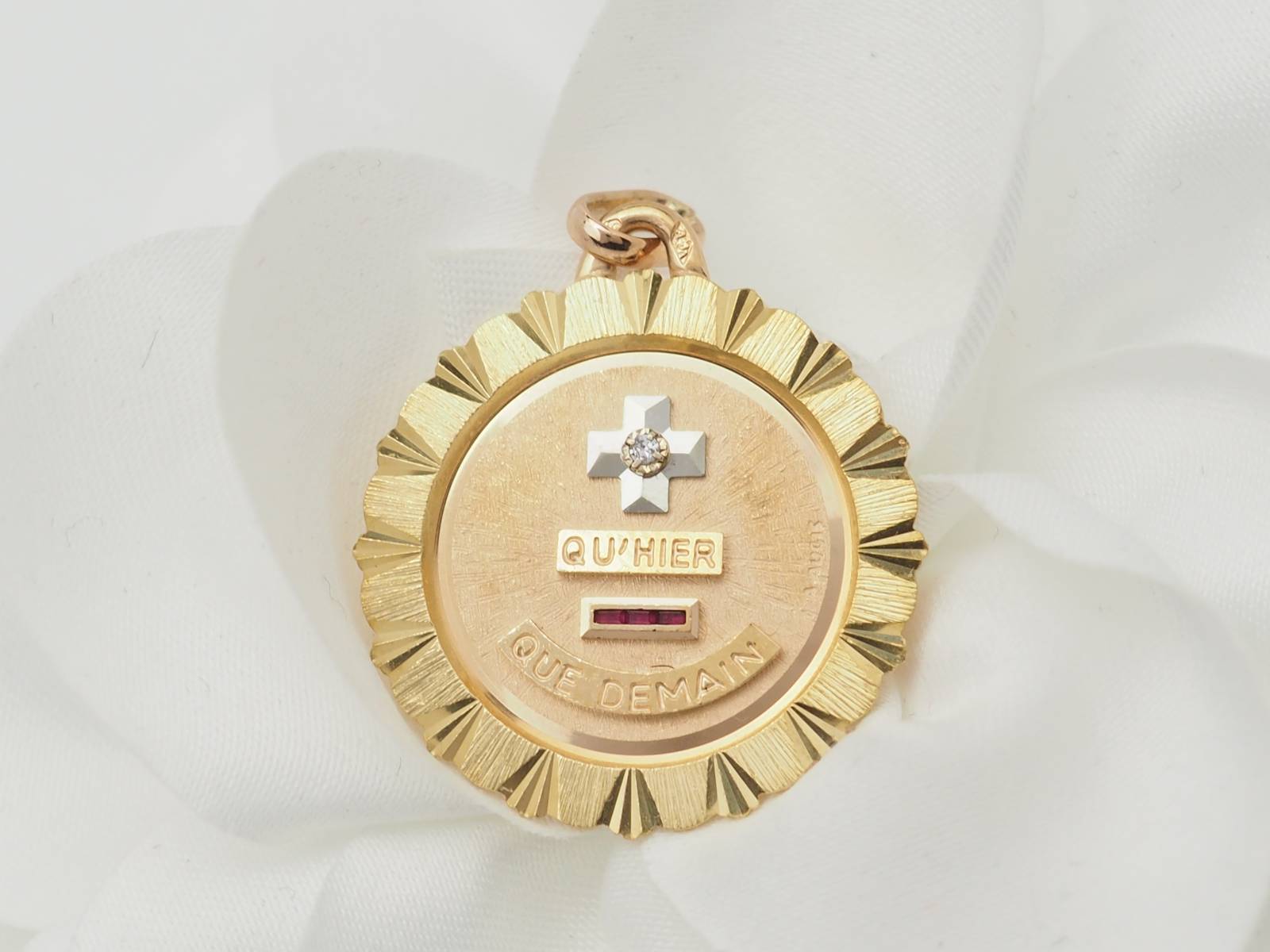 Pendentif Augis en or jaune, rubis et diamant