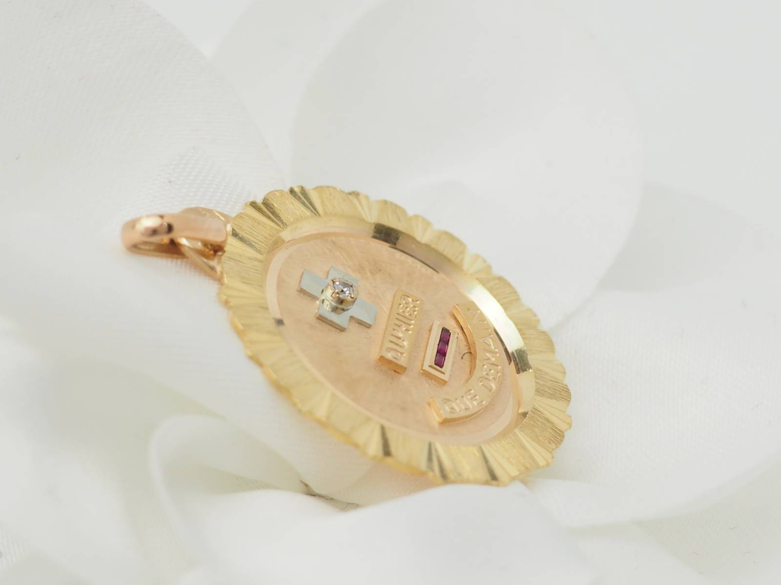 Pendentif Augis en or jaune, rubis et diamant