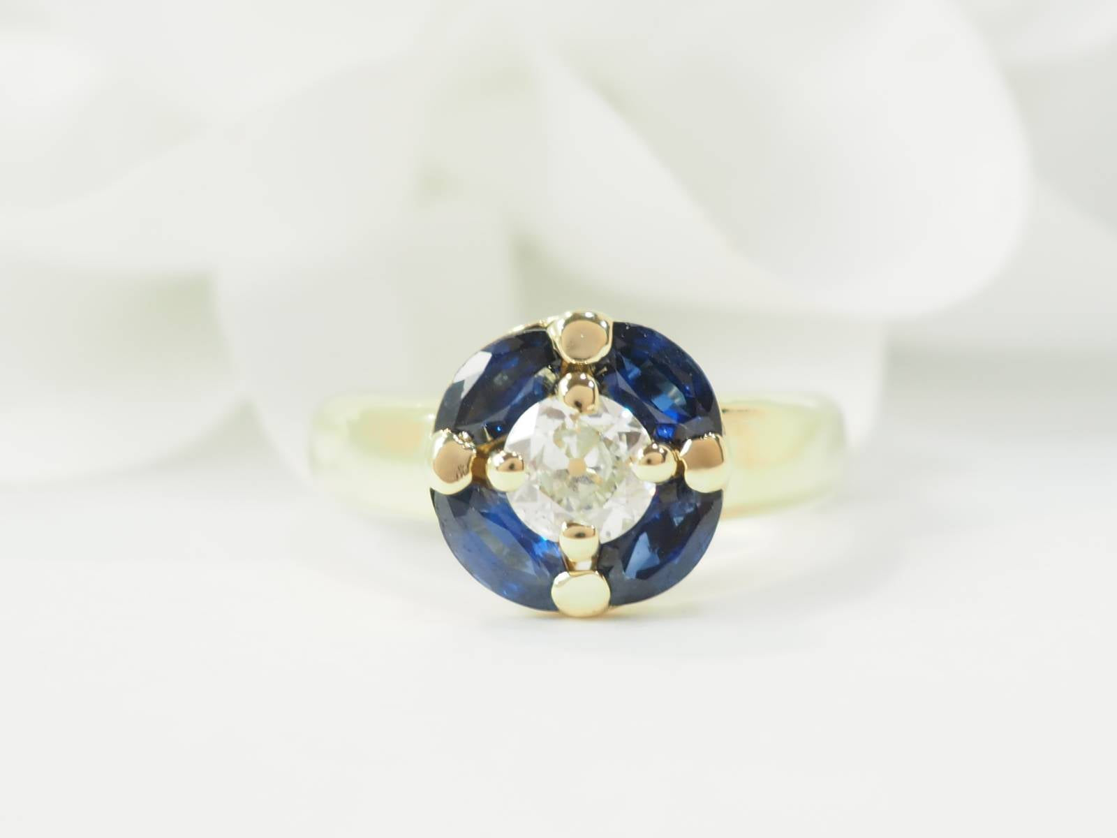 Bague ronde en or jaune, saphirs et diamant