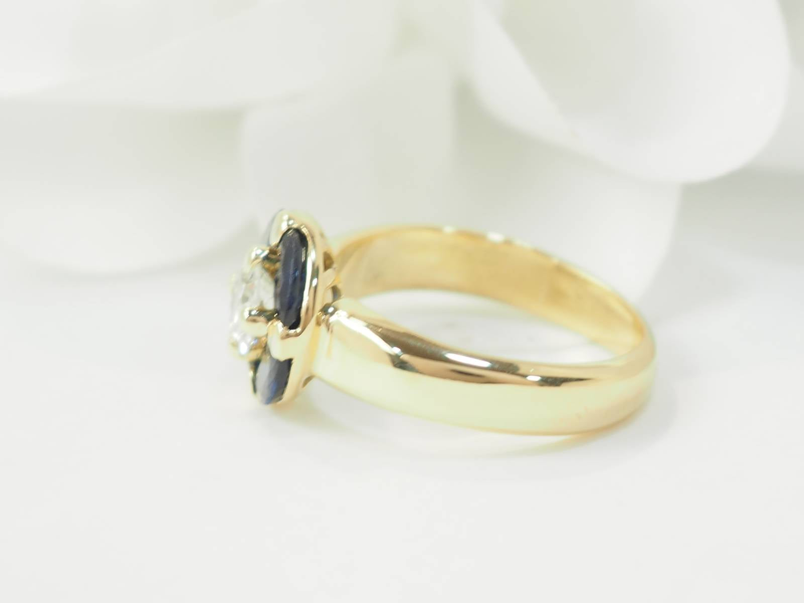 Bague ronde en or jaune, saphirs et diamant