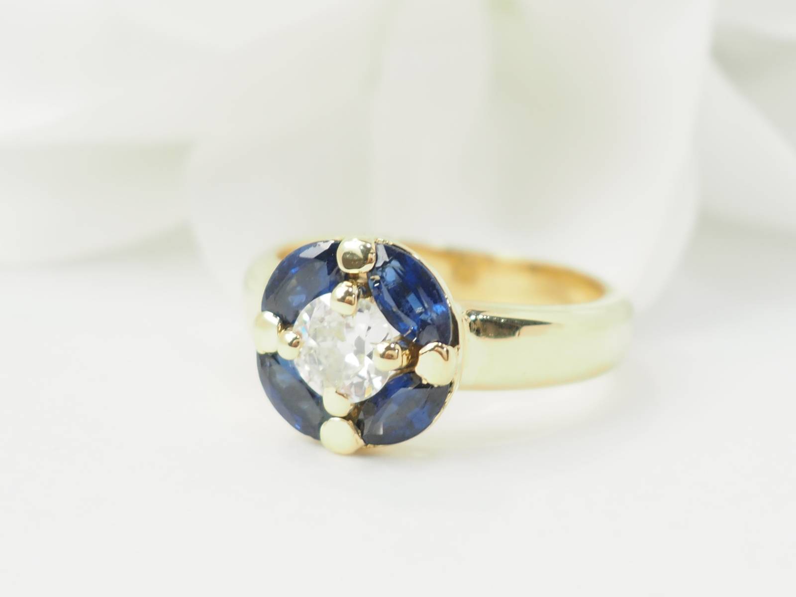 Bague ronde en or jaune, saphirs et diamant