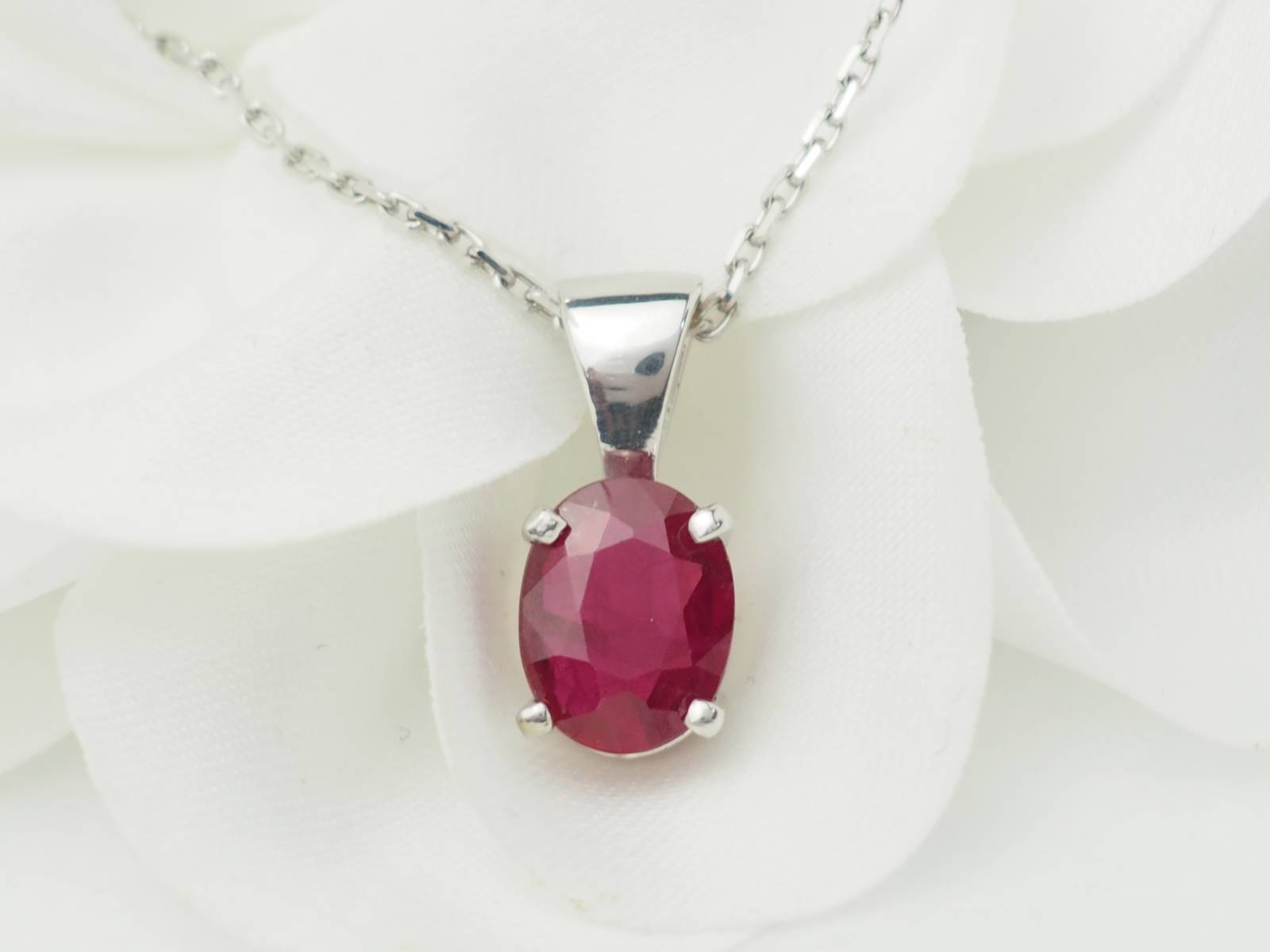 Collier solitaire en or blanc et rubis 2,12ct