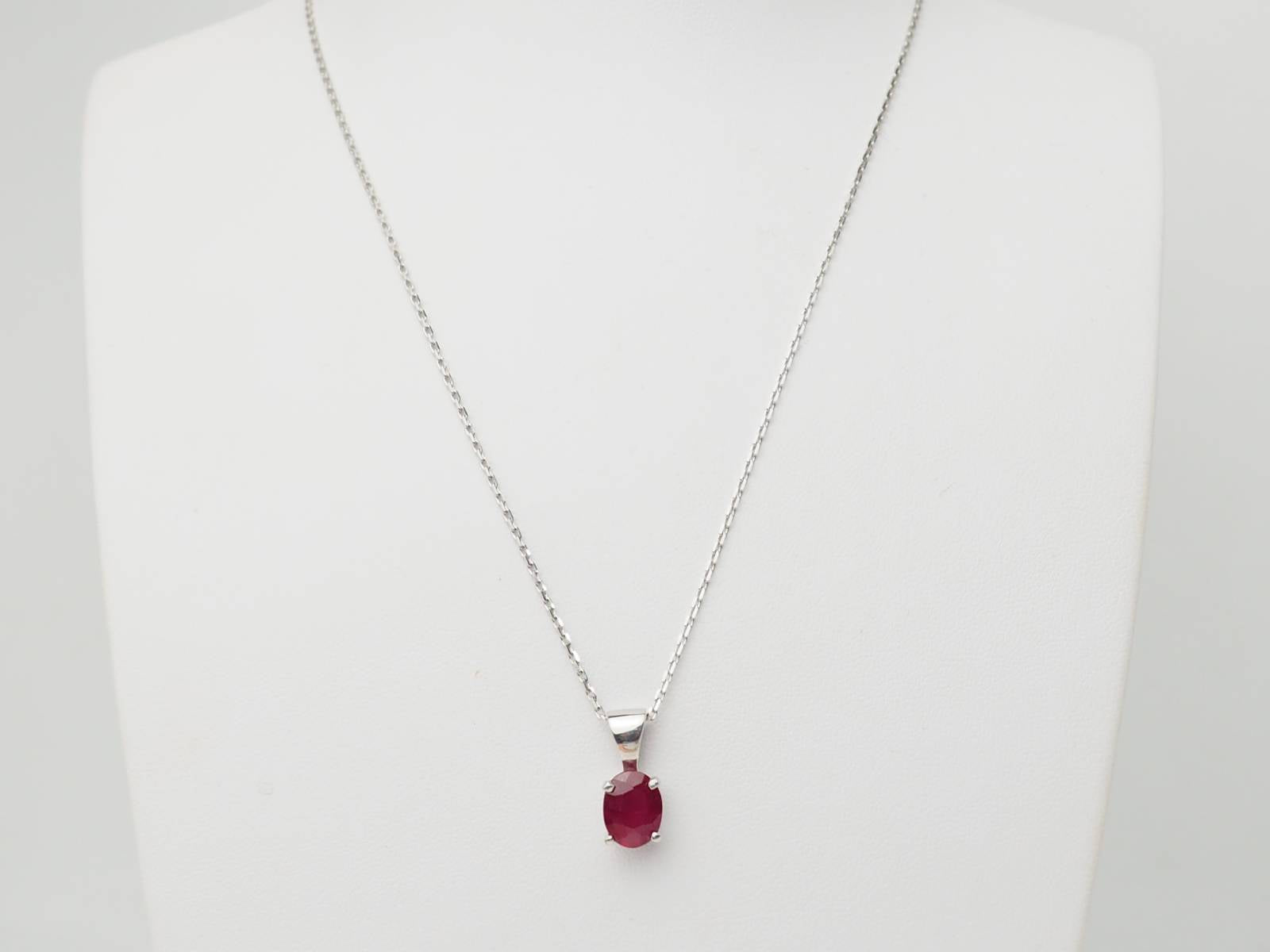 Collier solitaire en or blanc et rubis 2,12ct