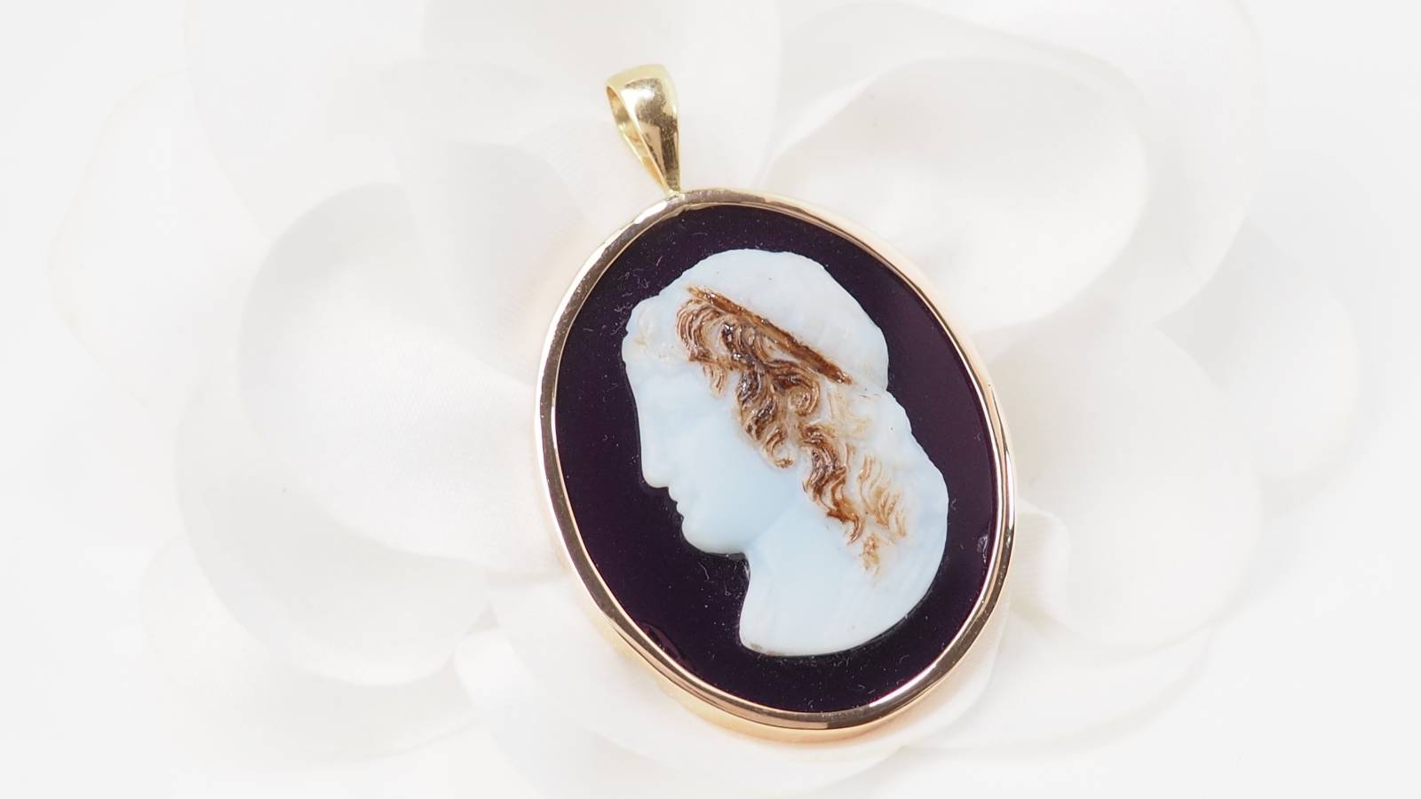 Pendentif camée sur agate