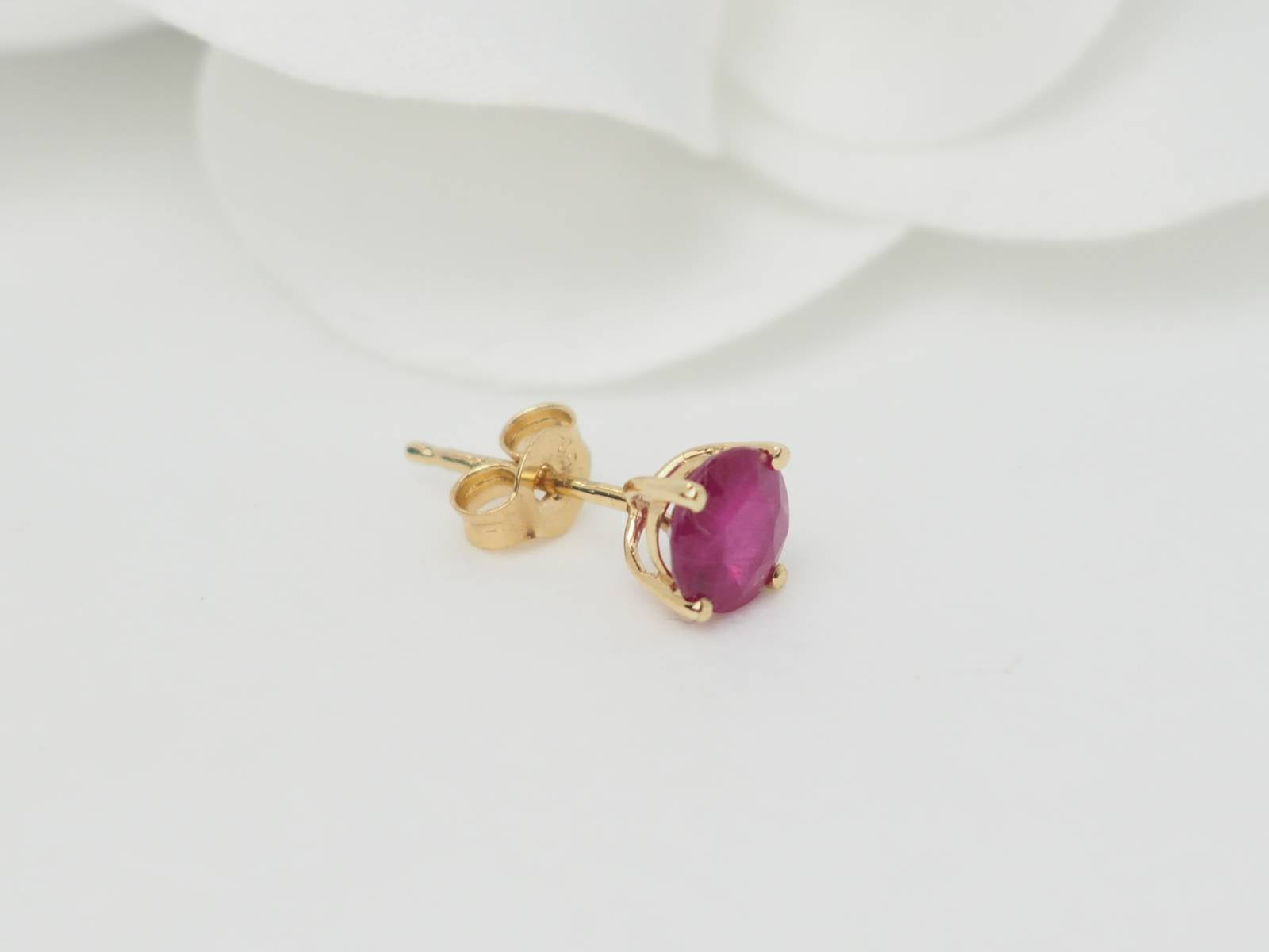 Puces d'oreilles en or jaune et rubis