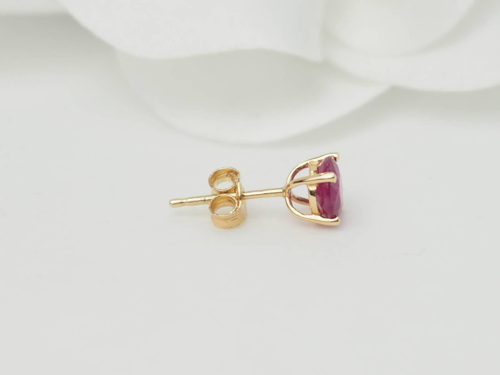 Puces d'oreilles en or jaune et rubis