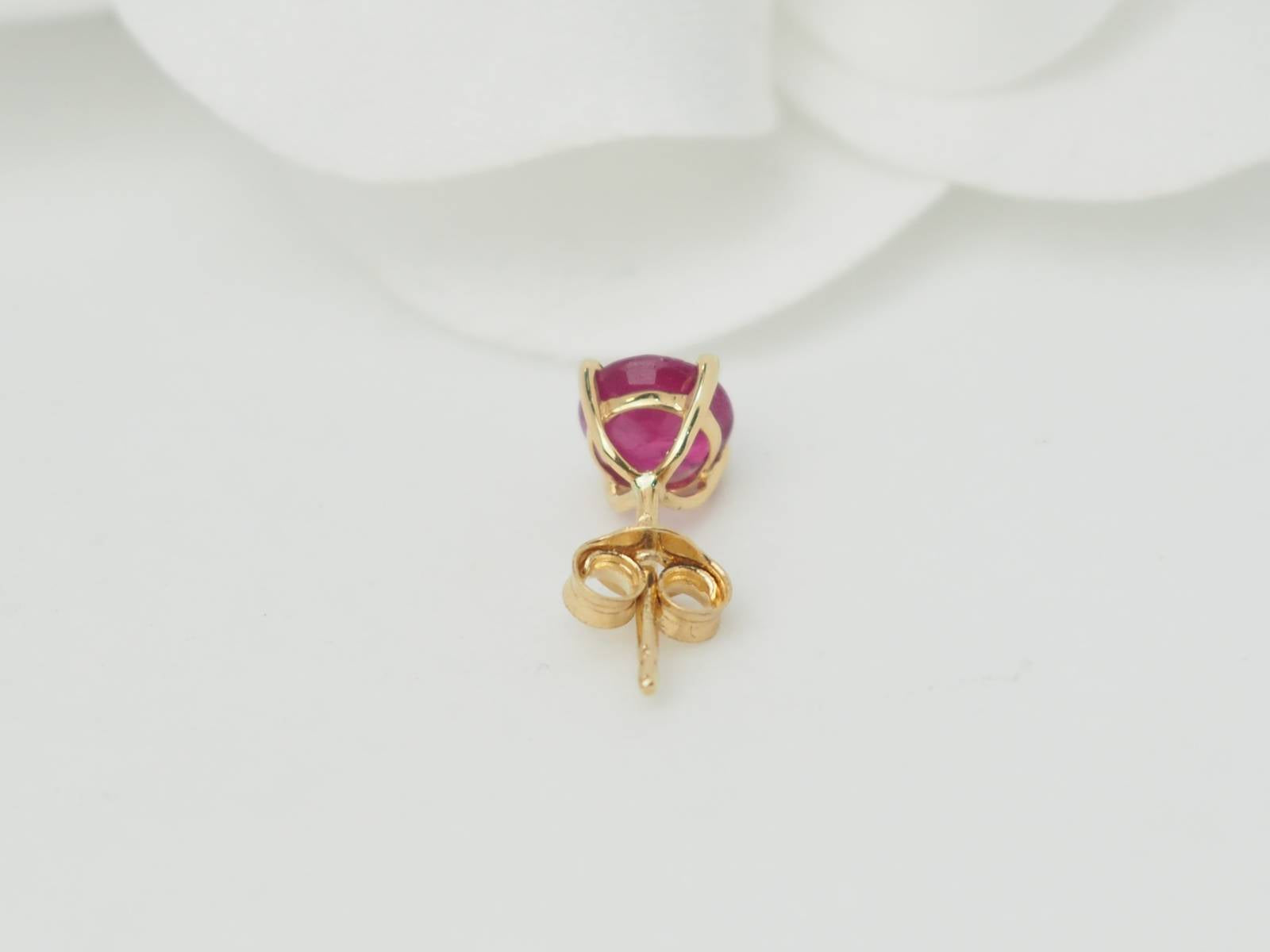 Puces d'oreilles en or jaune et rubis