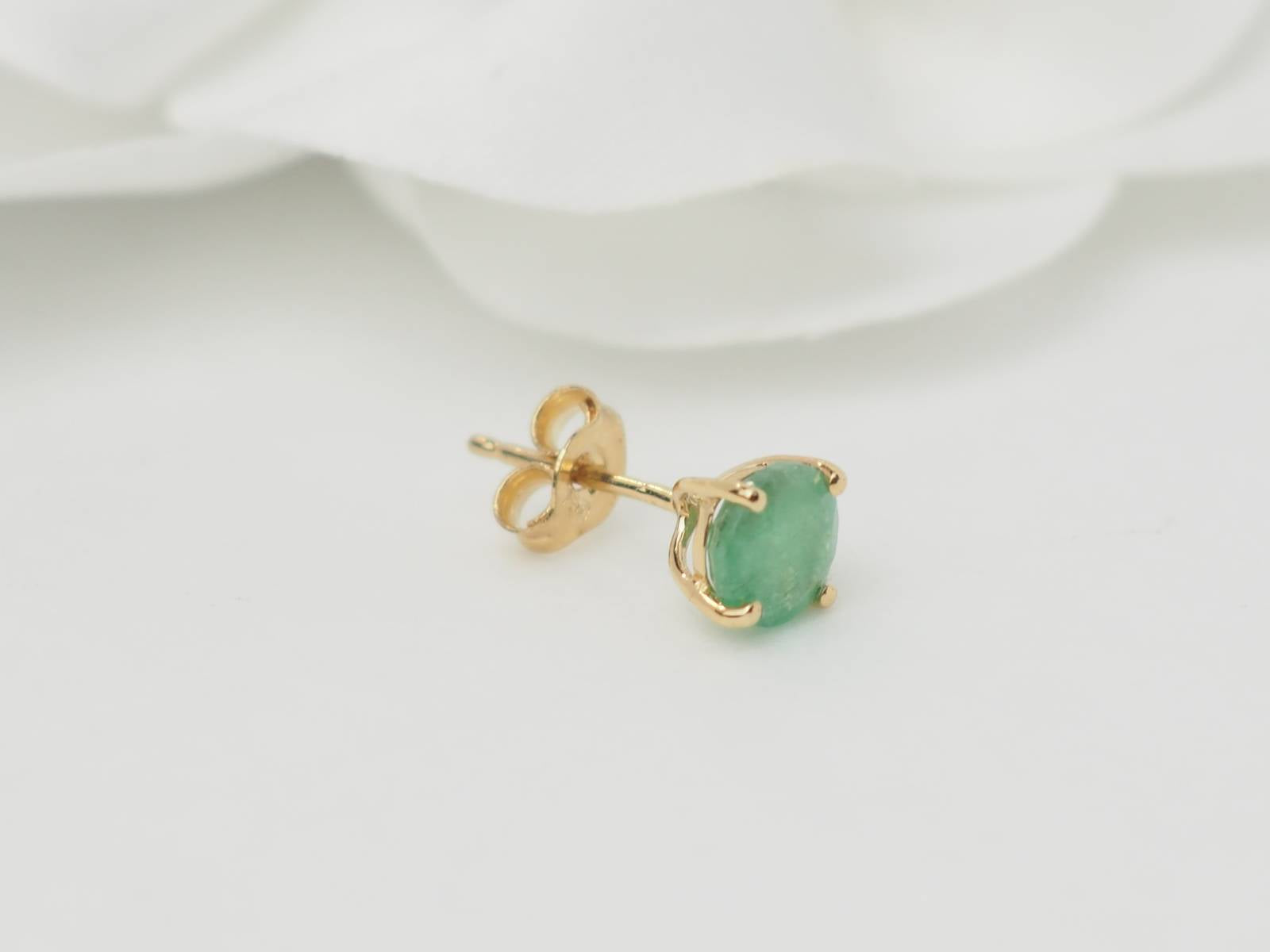 Puces d'oreilles en or jaune et émeraude