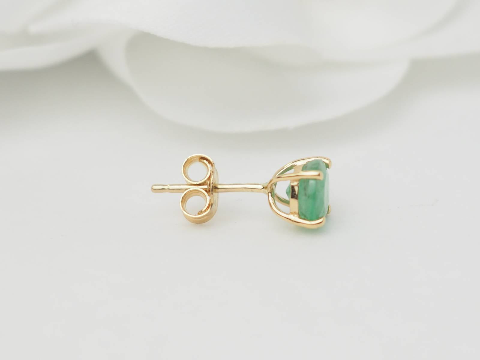 Puces d'oreilles en or jaune et émeraude