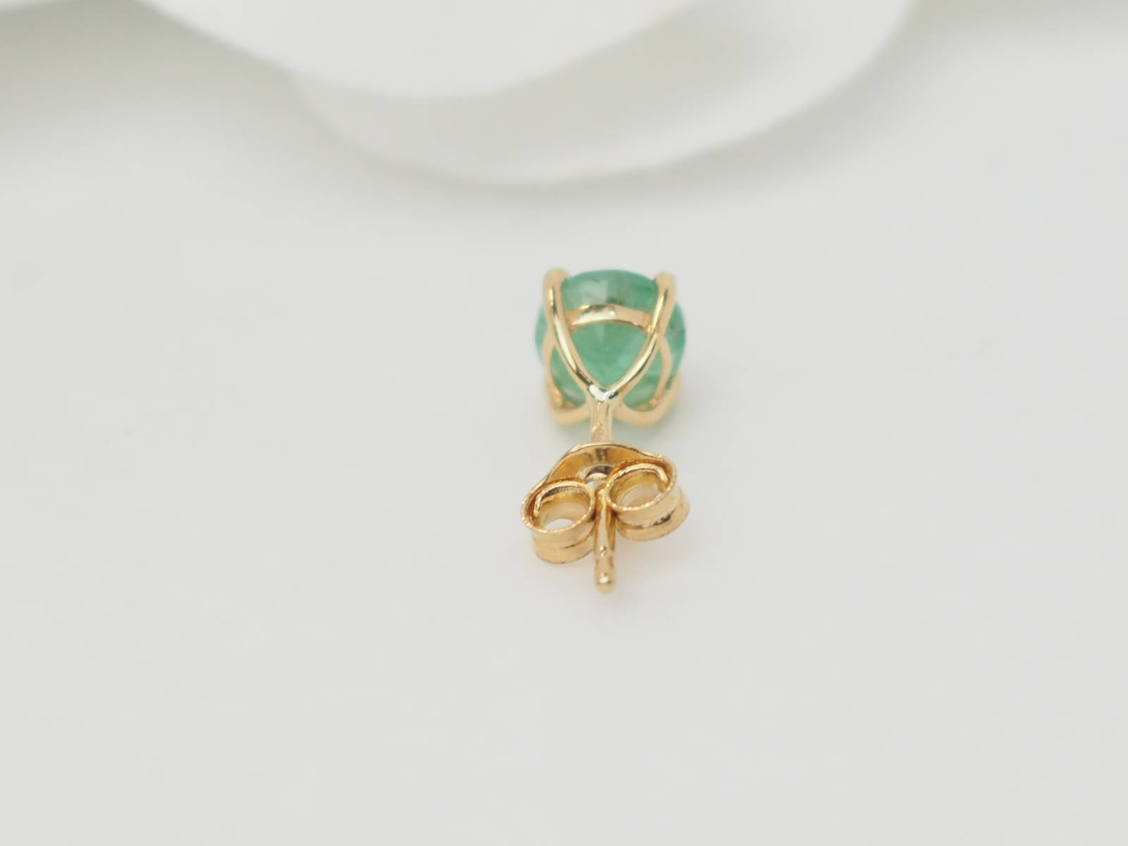 Puces d'oreilles en or jaune et émeraude