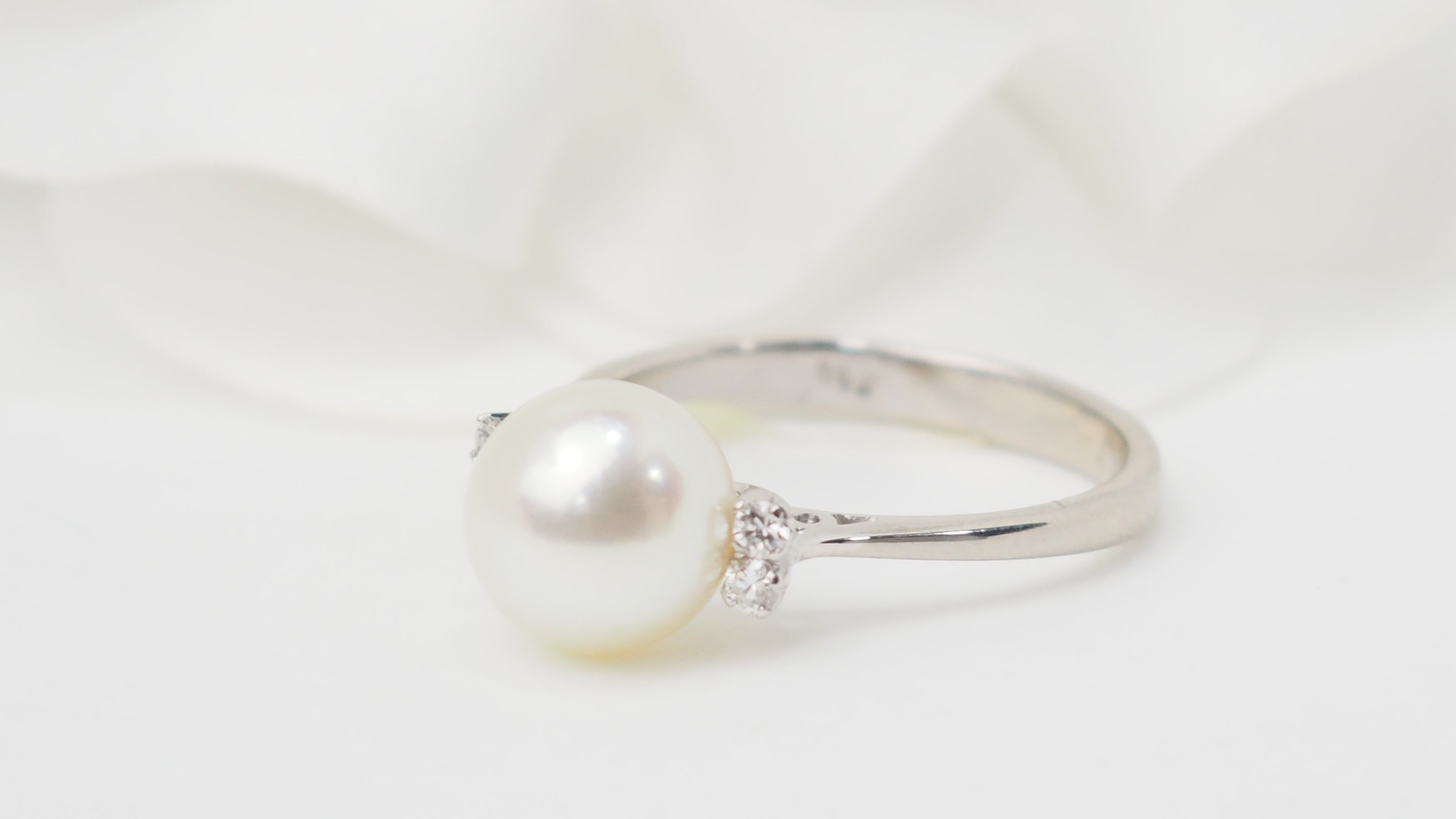 Bague en or blanc, perle de culture et diamants