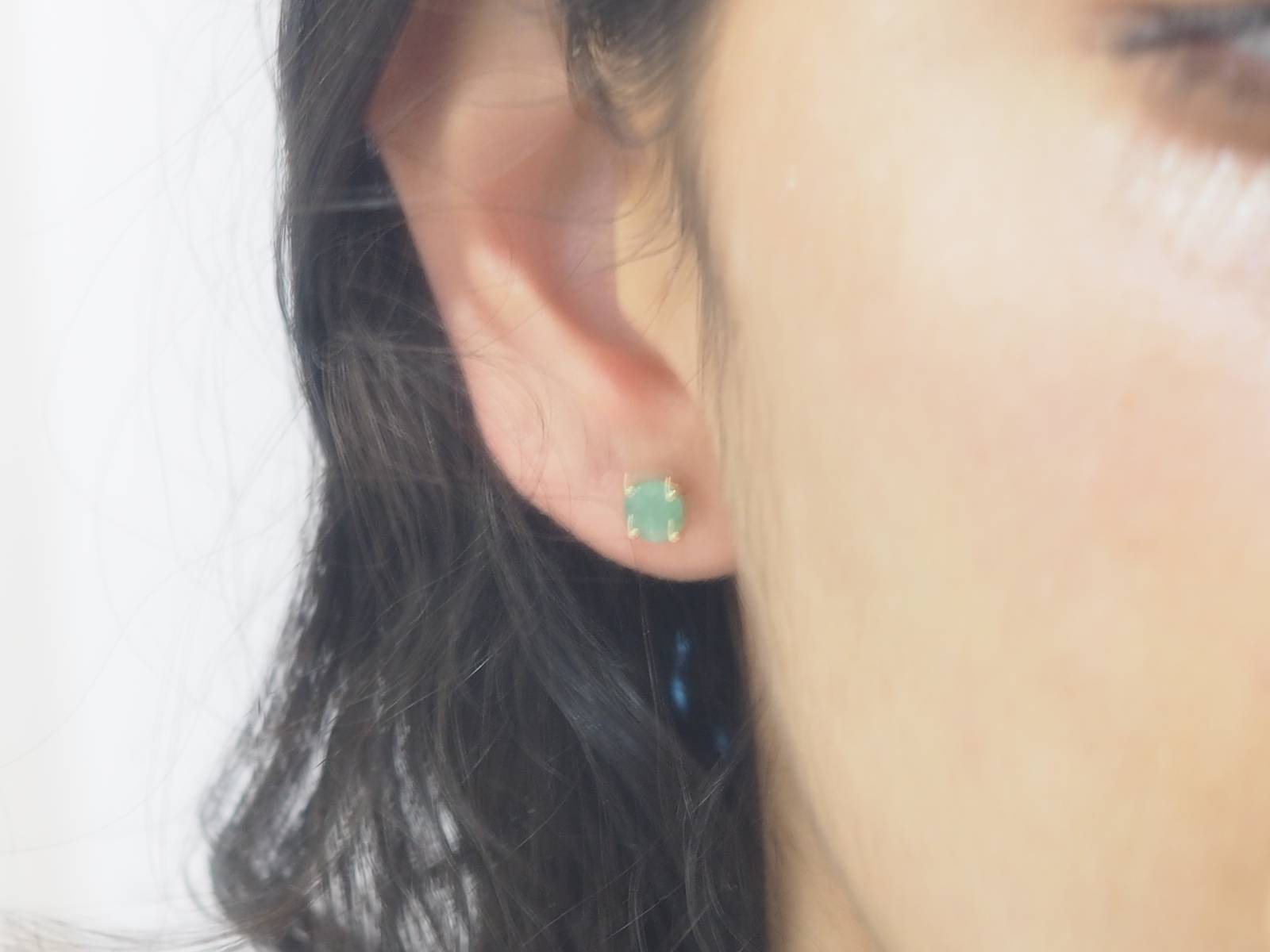 Puces d'oreilles en or jaune et émeraude