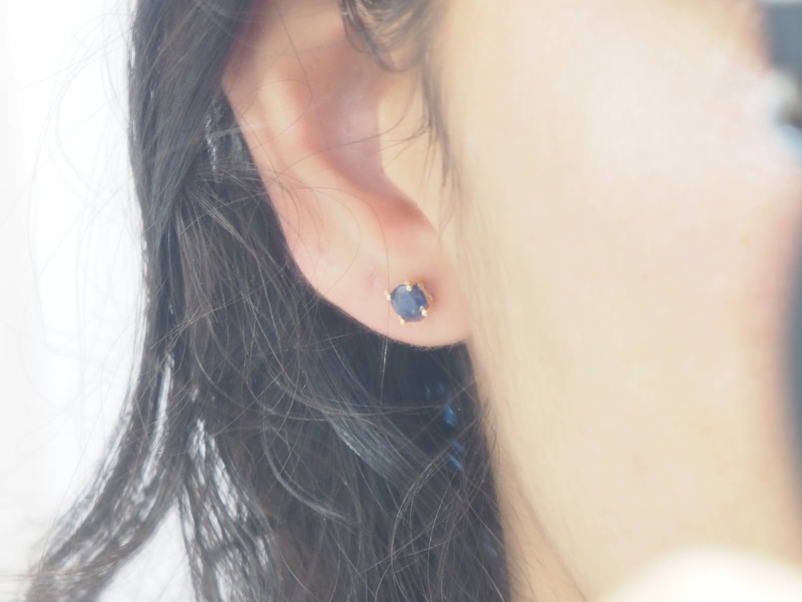 Puces d'oreilles en or jaune et saphir