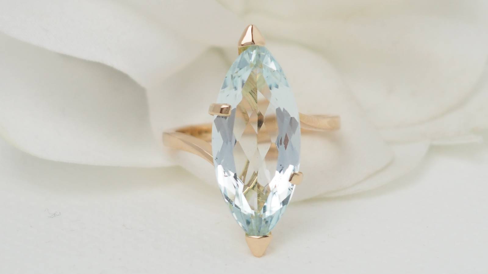 Bague vintage en or jaune et aigue marine