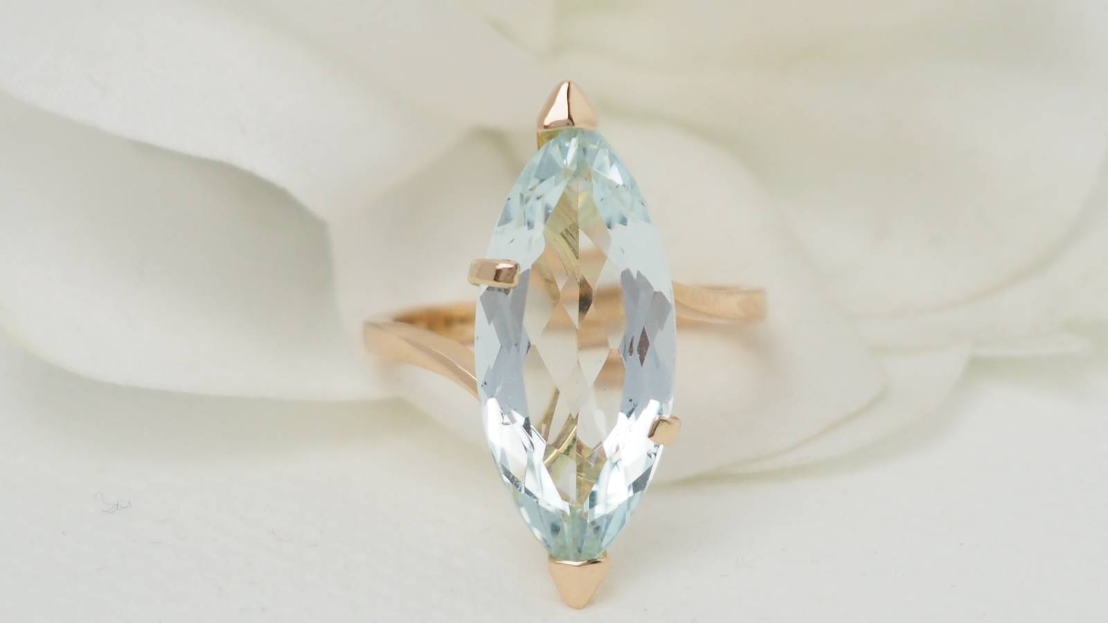 Bague vintage en or jaune et aigue marine