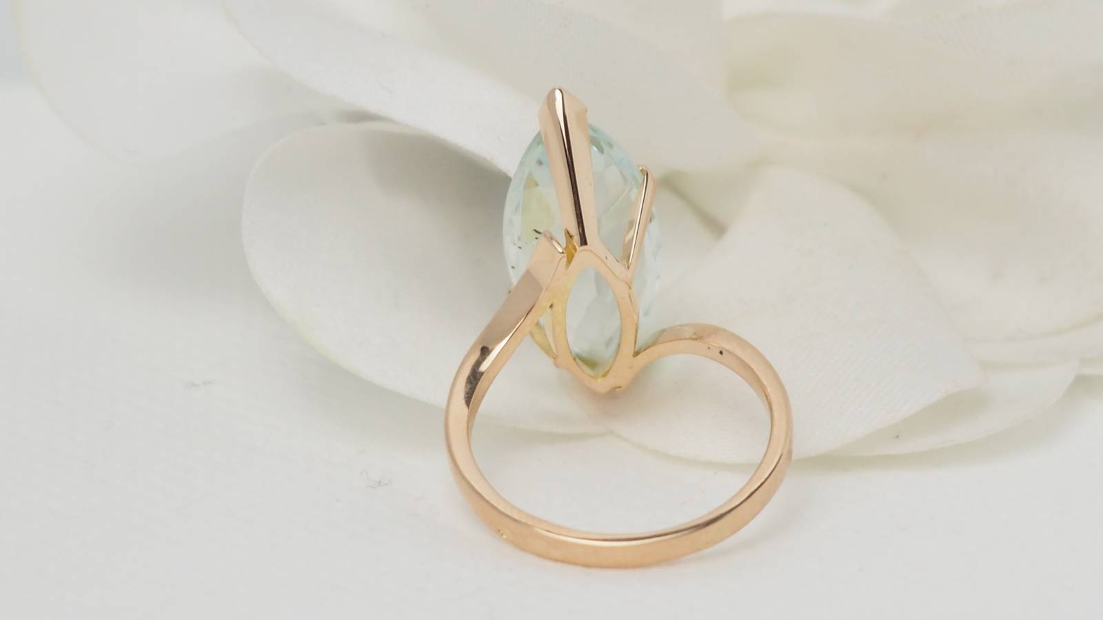 Bague vintage en or jaune et aigue marine