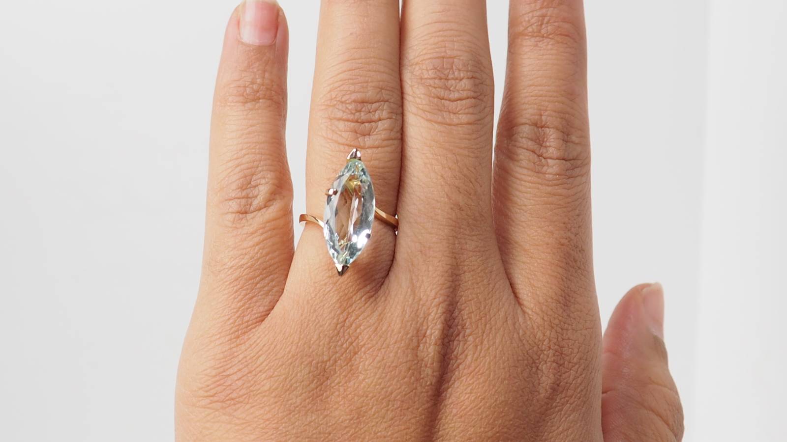 Bague vintage en or jaune et aigue marine