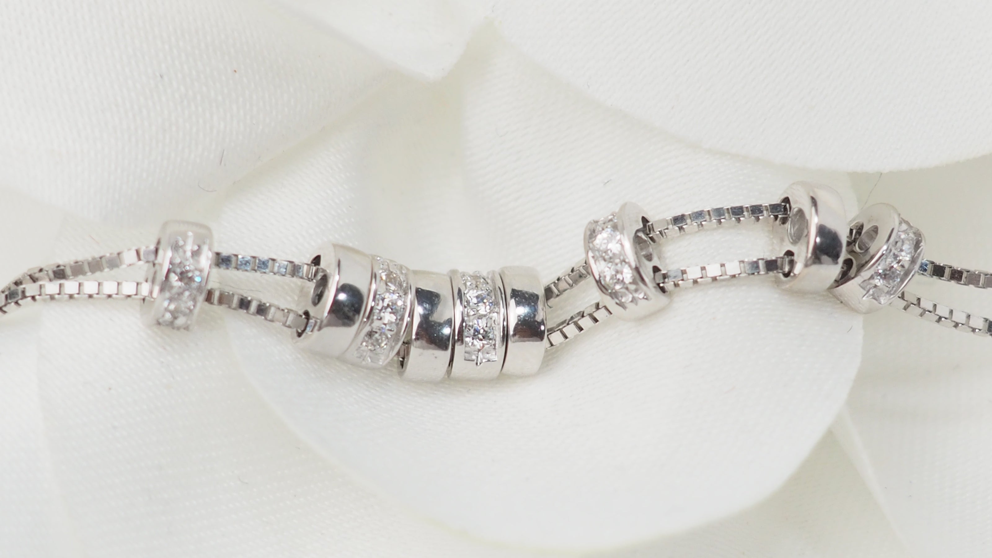 Collier en or blanc et diamants