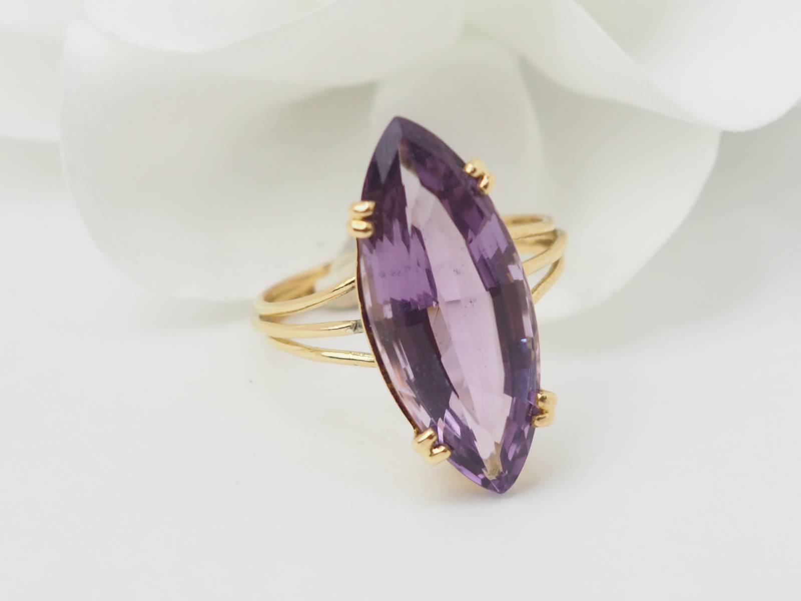 Bague marquise en or jaune et améthyste