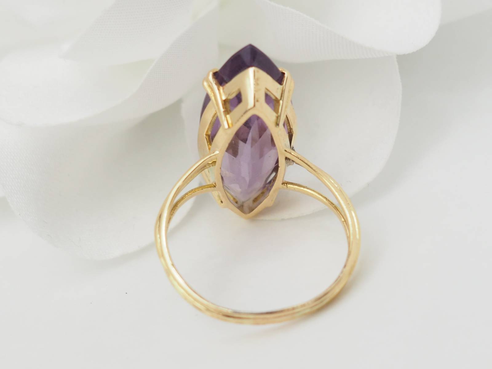 Bague marquise en or jaune et améthyste