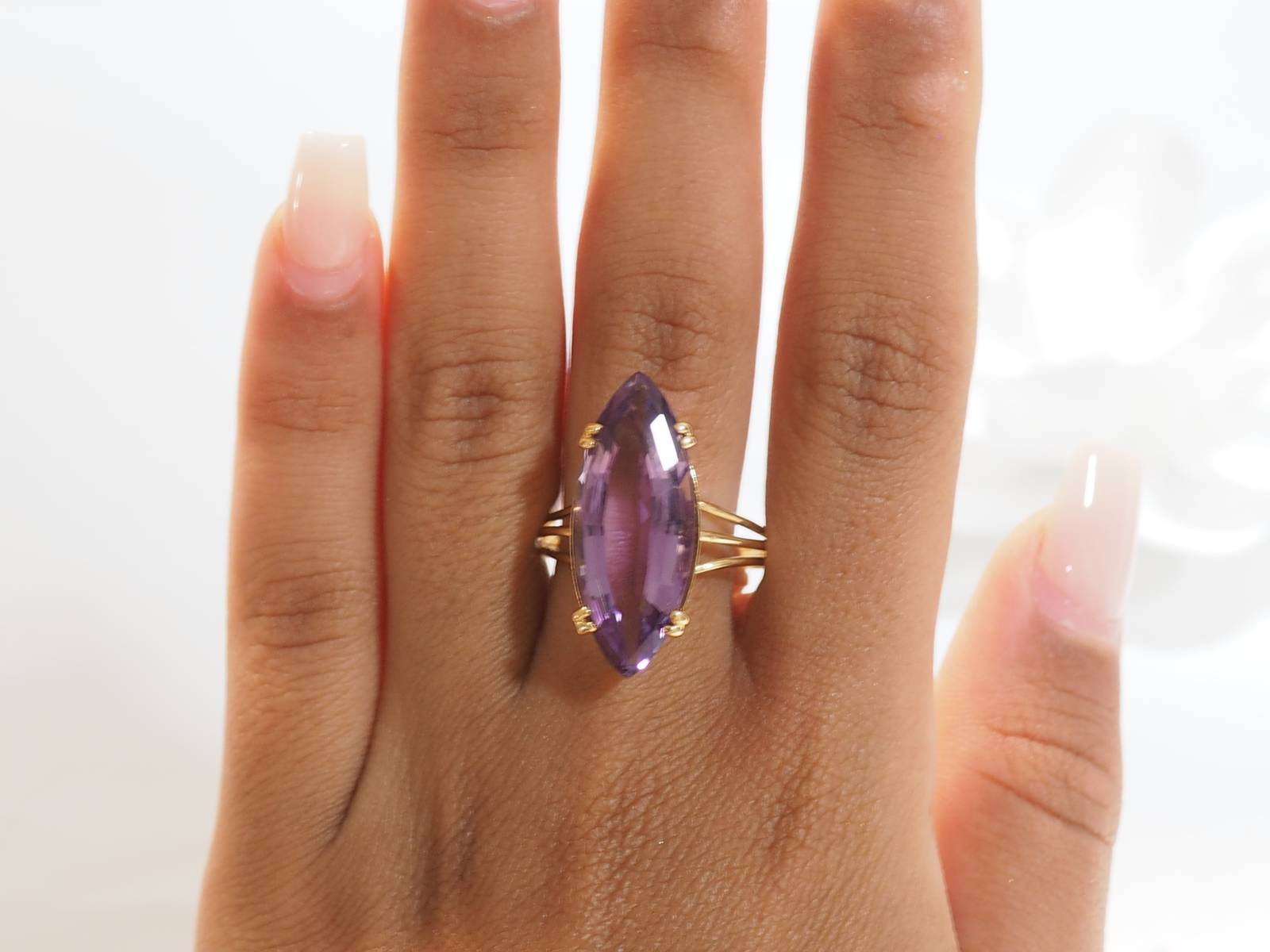 Bague marquise en or jaune et améthyste