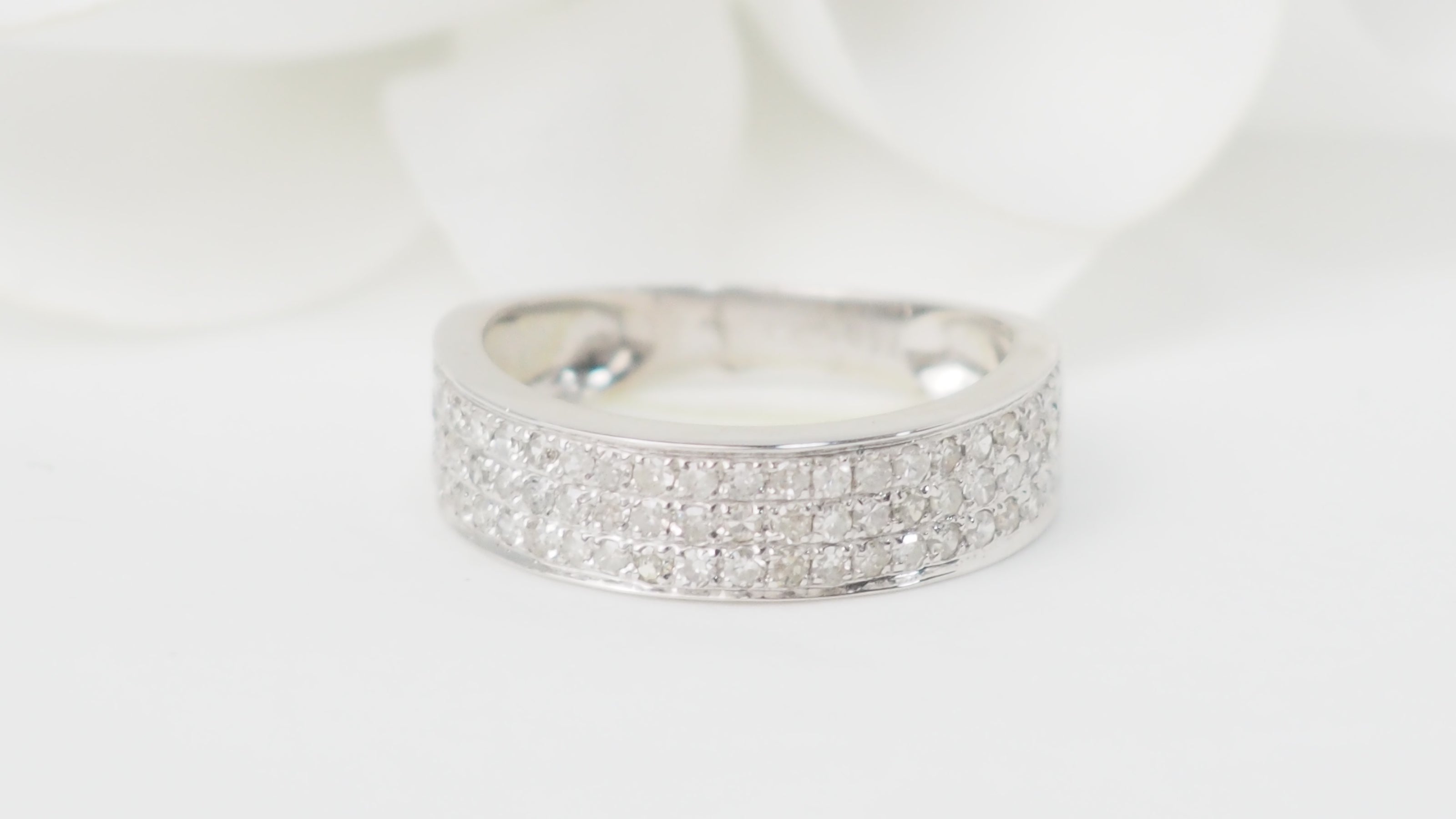 Bague en or blanc et diamants