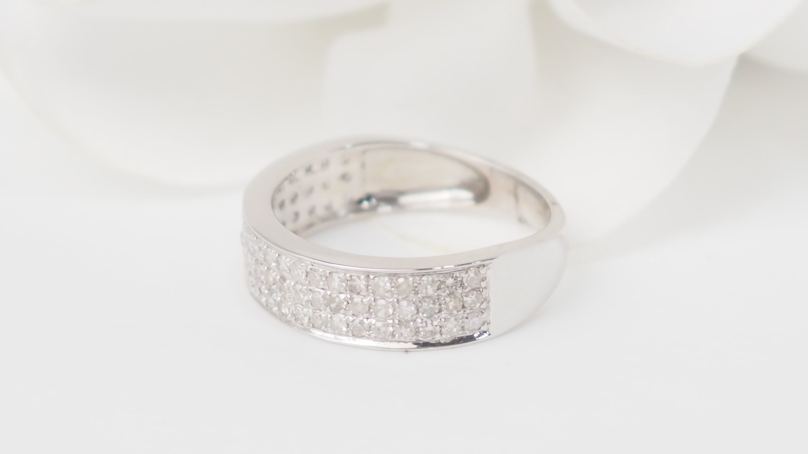Bague en or blanc et diamants