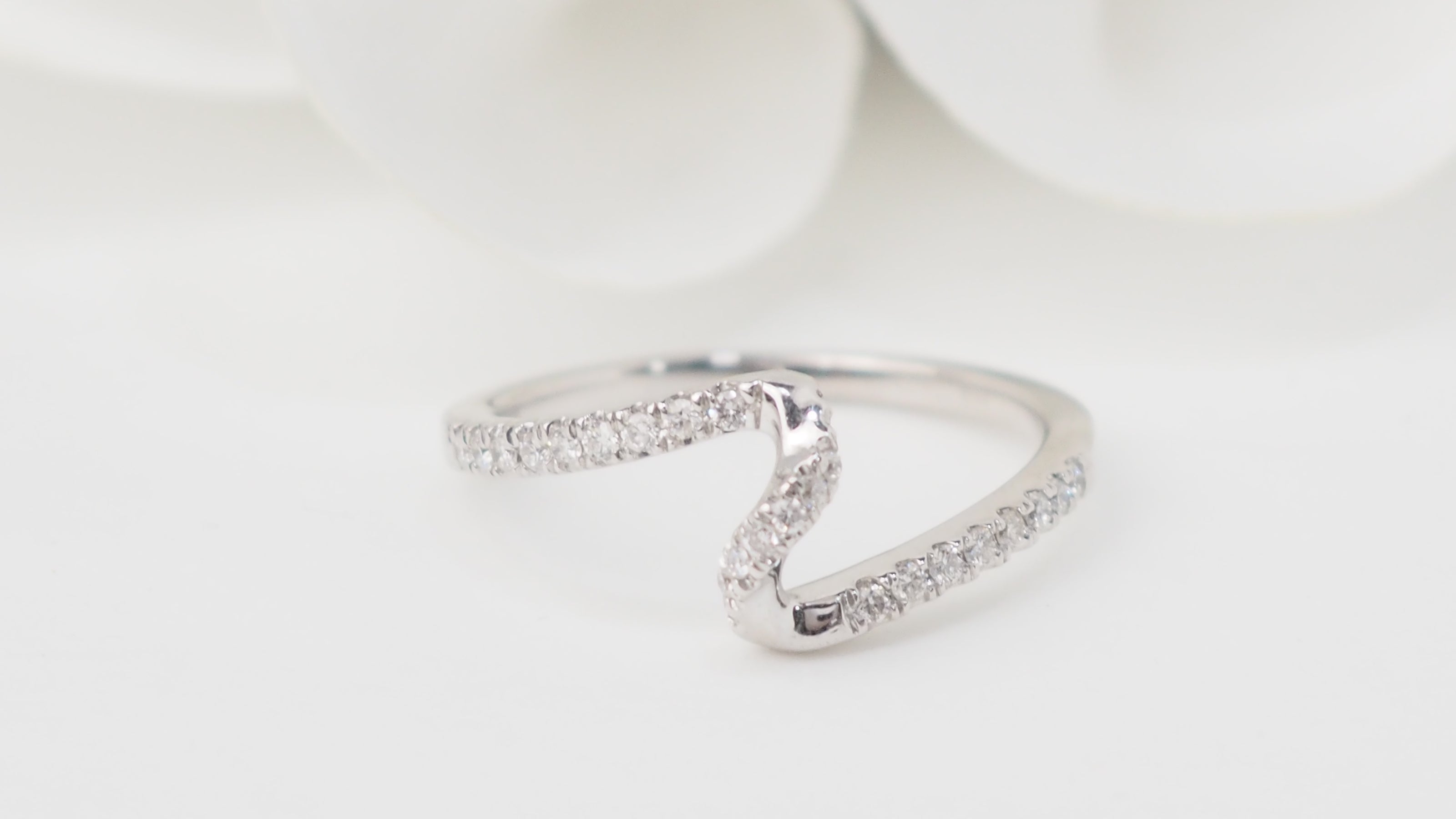 Bague Zig Zag en or blanc et diamants